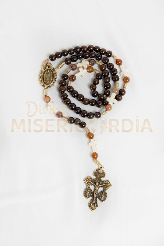 Rosario de Madera con 6 Cruces Onix - 12 piedras ágata - Cruz del Perdon JC